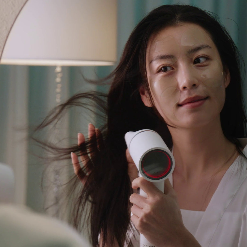 Lifestyle image of BACIEL Deep Sea Marine Complex 73 Eye Patch during daily skincare routine